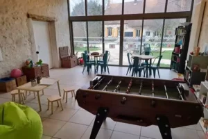 l'intérieur de la salle de jeux de Family Ecolodge Puisaye, pour un WE entre amis, des jeux gratuits pour tous les âges