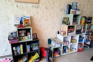 les nombreux jeux de société gratuits de la salle de jeux de Family Ecolodge Puisaye