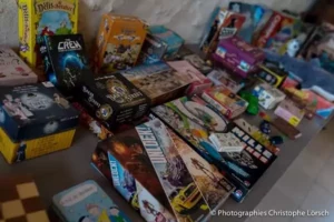 quelques-uns des nombreux jeux de société disponibles dans la salle de jeux gratuite de Family Ecolodge Puisaye