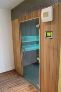 la porte d'entrée du sauna gratuit de Family Ecolodge Puisaye