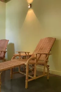 se détendre dans un transat après une séance du sauna gratuit de Family Ecolodge Puisaye