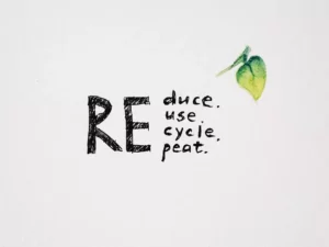 une affiche présentant le fait de réutiliser, réduire, recycler, quelques uns des écogestes mis en oeuvre à Family Ecolodge Puisaye pour des vacances écologiques