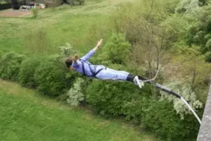 Saut à l'élastique à Druyes-les-Belles-Fontaines