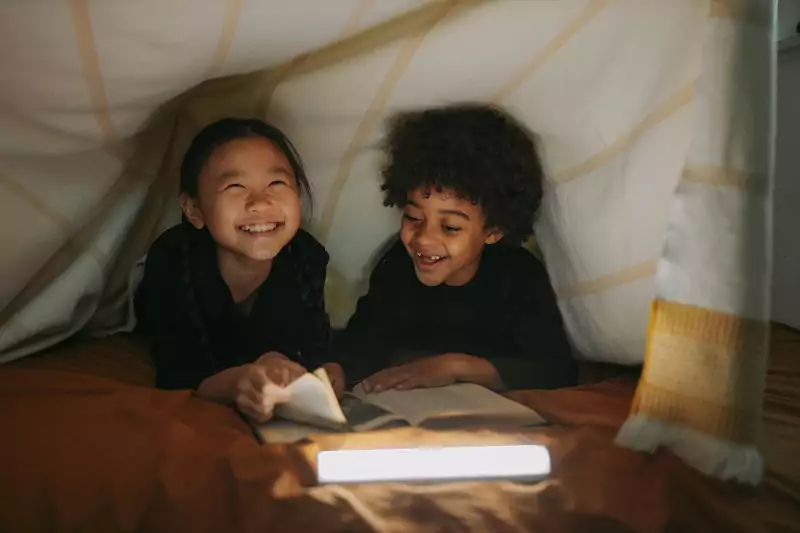 deux enfants s'amusent pendant leur week-end sans Wi-Fi en famille