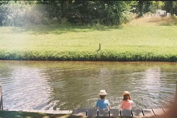 des enfants jouent au bord de l'eau, pendant des vacances nature en Puisaye