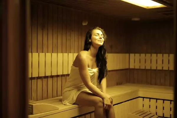 une femme profite du sauna, une activité unique à Family Ecolodge, et gratuite
