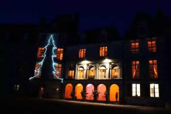 un chateau décoré pour les fêtes de Noël aux aletours de Family Ecolodge