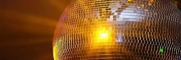 une boule à facette, pour vos soirées disco dans le gite de groupe Family Ecolodge Puisaye