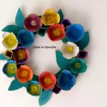 une couronne de Noël fabriquée à partir de boites à oeufs