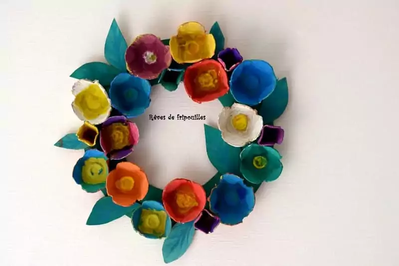 une couronne de Noël fabriquée à partir de boites à oeufs