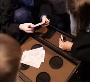 Groupe de copines en plein escape game lors de leur EVJF