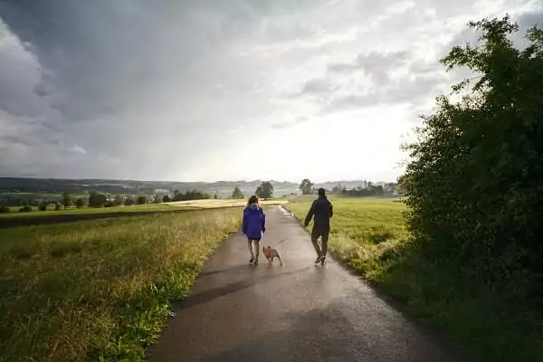 un couple prend le temps et se promène dans la campagne de Puisaye, au cours d'un week-end slow tourisme.