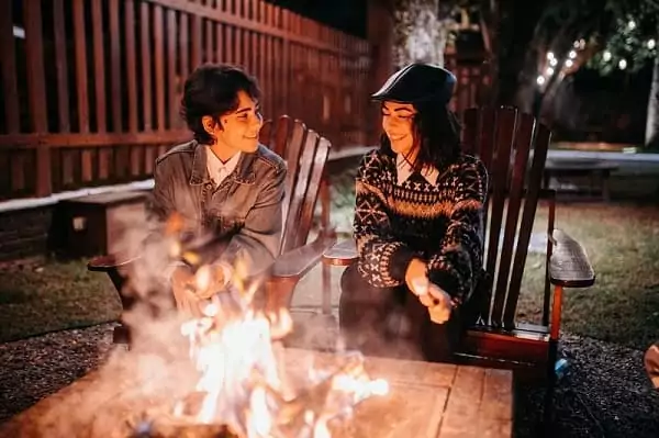 un couple profite de son WE digital detox en amoureux en Puisaye, autour d'un feu de camp