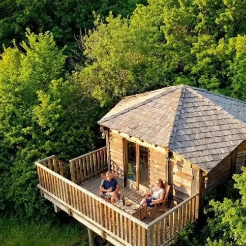 vue aérienne d'une cabane perchée dans les arbres de Family Ecolodge pouvant accueillir jusqu'à 5 personnes en vacances ou en WE