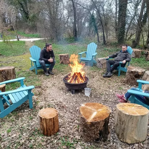 l'espace feu de camp des cabanes perchées les 3 chouettes, idéal pour les familles nombreuses