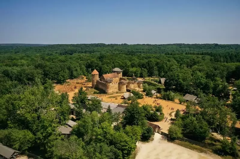 le château de Guédelon dans la Puisaye en Bourgogne, proche de Family Ecolodge, vu du ciel