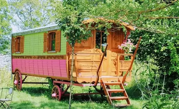 Une roulotte de Family Ecolodge, un hébergement insolite pour vos vacances, notre guide complet de l'hébergement insolite.