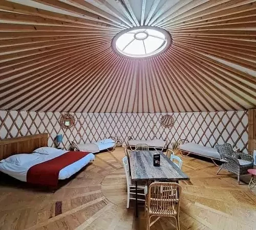 L'intérieur d'une traditionnelle yourte mongole de Family Ecolodge, un exemple du guide complet de l'hébergement insolite de Family Ecolodge Puisaye