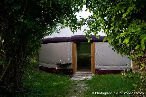 Une yourte pour des vacances tranquilles et reposantes.