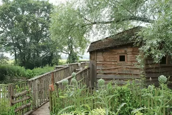 la cabane sur l'eau de Family Ecolodge, pour un tourisme durable en famille.
