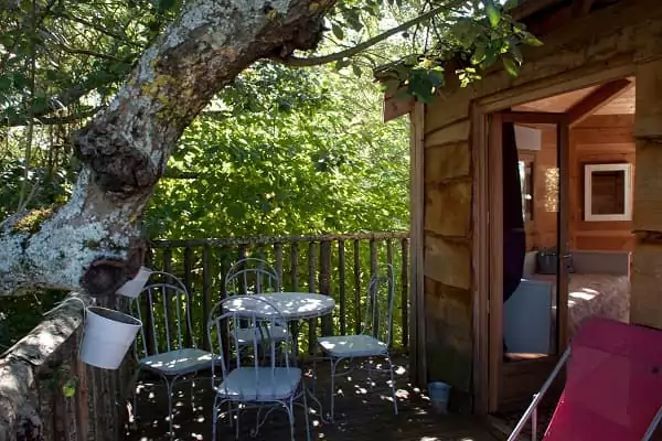 une cabane dans les arbres écologique et confortable à l'écolodge.