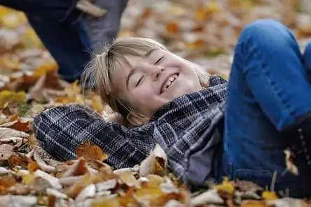 une petite fille profite de son weekend avec ses grands parents