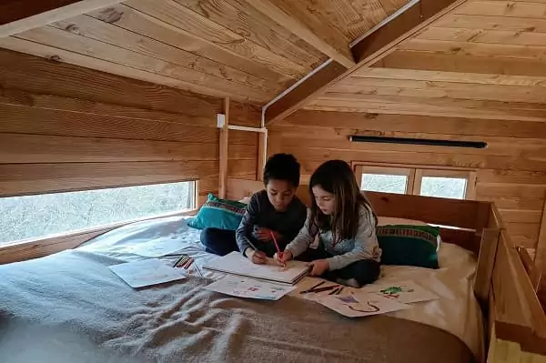 2 enfants font du coloriage pendant un WE intergénérationnel en famille à Family Ecolodge Puisaye