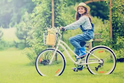 une adolescente fait du vélo, pendant son séjour en famille à Family Ecolodge, le lieu où réunir toutes les générations : petits-enfants, enfants, grands-parents ...