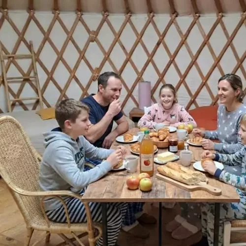 Famille séjournant dans une yourte en été au domaine