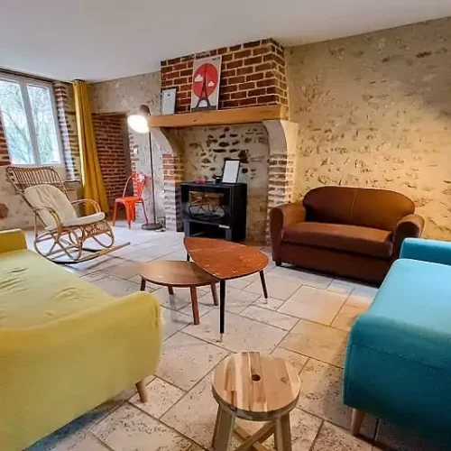 Ambiance estivale autour du gîte Le Logis au cœur de la Puisaye