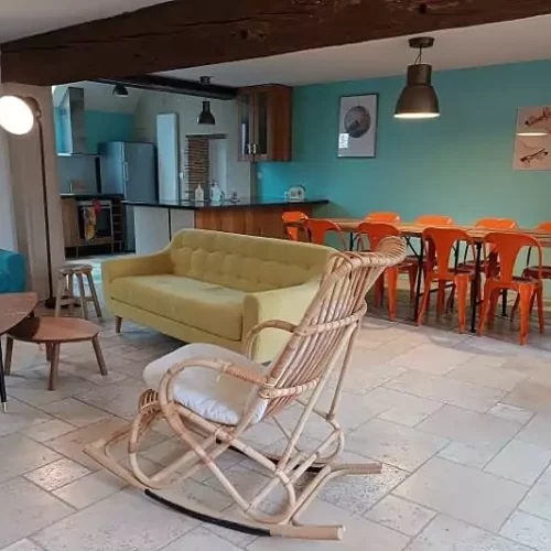 Séjour lumineux du gîte Le Logis pour vacances en famille