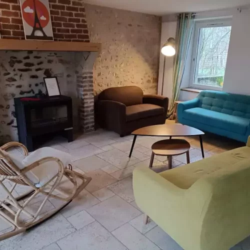 Salon du gîte Le Logis pour vacances d’été en famille