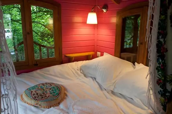 L'intérieur cocooning d'une roulotte de Family Ecolodge pour des vacances en amoureux en hiver.