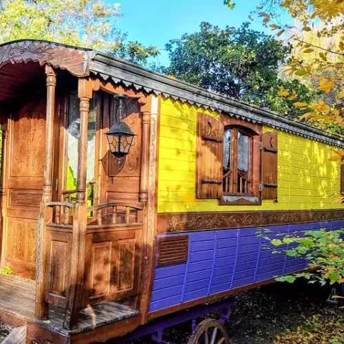 Hébergement insolite roulotte pour vacances d’été en famille