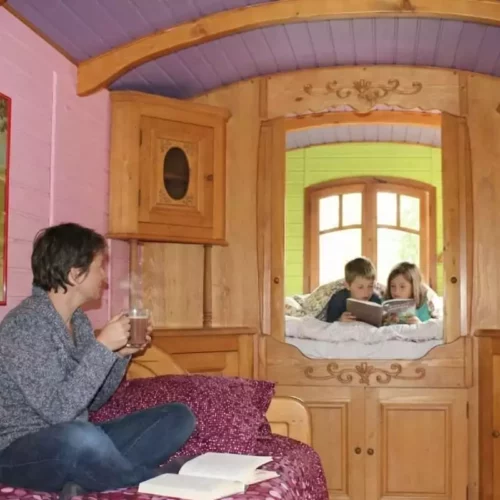 Intérieur chaleureux de la roulotte pour séjour en famille