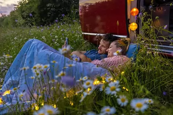 Un couple se détend en amoureux pendant son séjour romantique en roulotte.