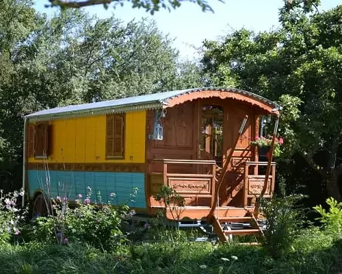 La roulotte Nain-Jaune de Family Ecolodge, pour un séjour romantique.