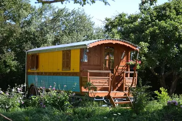 La roulotte Nain-Jaune de Family Ecolodge, pour un séjour romantique.