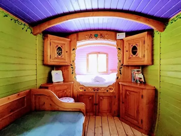 L'intérieur d'une roulotte bohème de Family Ecolodge, idéale pour un WE romantique en amoureux.