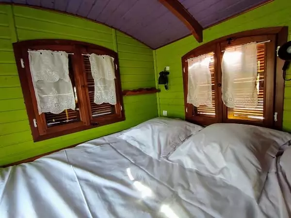 Le lit d'une roulotte de l'écolodge.