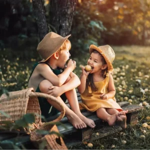 deux enfants en vacances à Family ecolodge Puisaye, Séjours insolites et natures à 1h30 de Paris entre Centre Val de Loire et Bourgogne