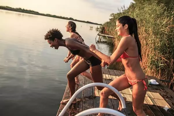 des copines se baignent dans le lac du Bourdon au cours d'un EVJF nature