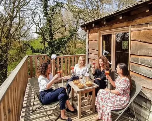 des copines sur la terrasse de la cabane, Week-end EVJF écolo et bien-être : déconnexion totale au vert