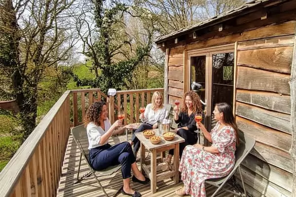 des copines sur la terrasse de la cabane, Week-end EVJF écolo et bien-être : déconnexion totale au vert