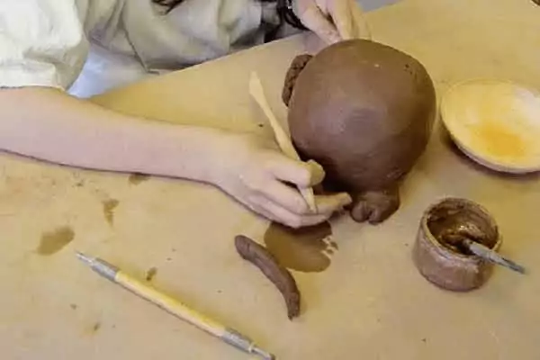 un enfant participe à un atelier poterie, une des idées de sorties en famille de Family Ecolodge Puisaye pour les vacances de février