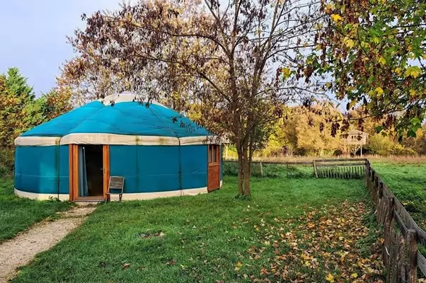 Une yourte de Family Ecolodge en automne.