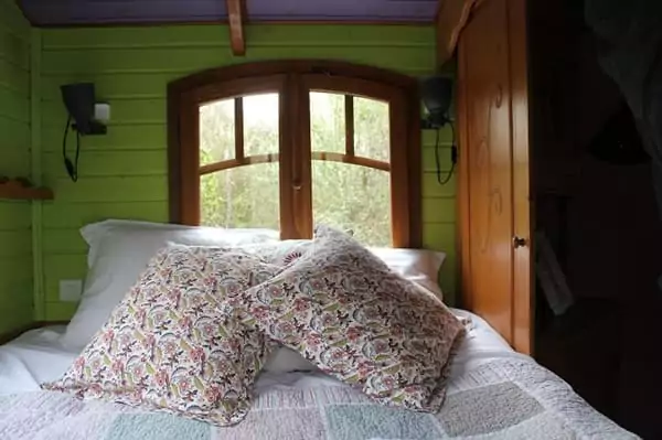 lit en alcôve de la roulotte de Family Ecolodge, une location insolite pour le week-end de Pâques