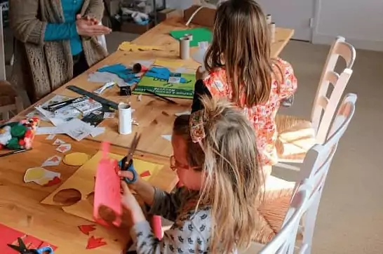 des sœurs participent à un atelier, une animation enfants gratuite à Family Ecolodge pendant le WE de Pâques