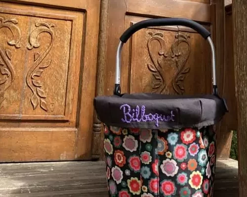 un panier petit-déjeuner déposé devant une roulotte, pendant un WE pascal à Family Ecolodge Puisaye