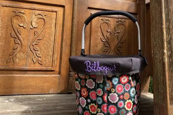 un panier petit-déjeuner déposé devant une roulotte, pendant un WE pascal à Family Ecolodge Puisaye